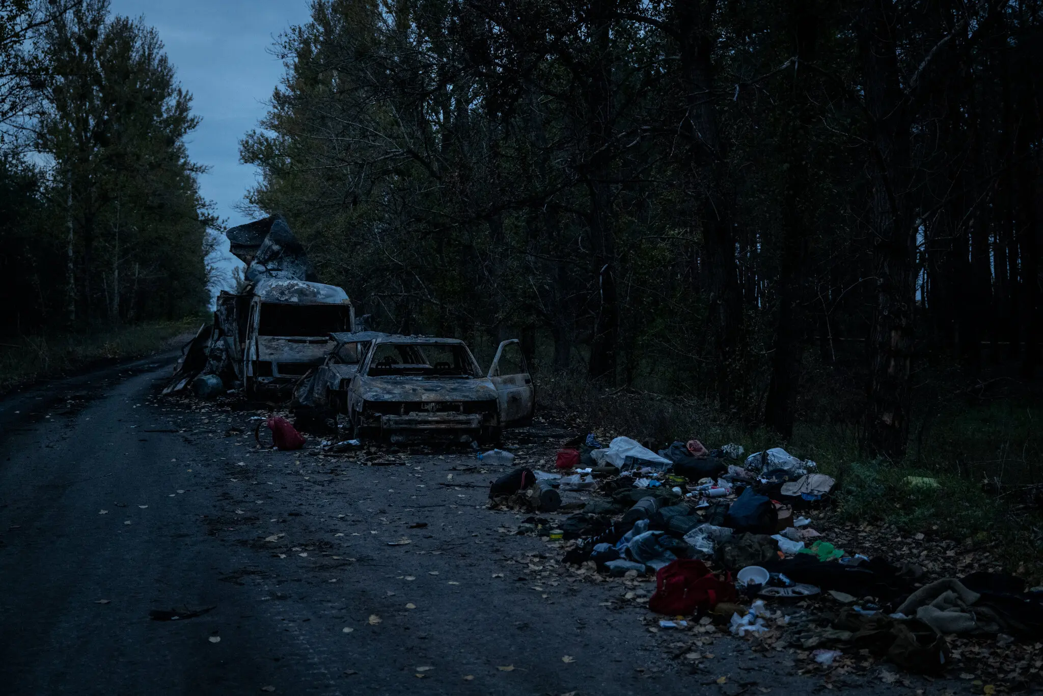 Під Лиманом на сході України серед згорілої техніки були одяг і речі російських військових